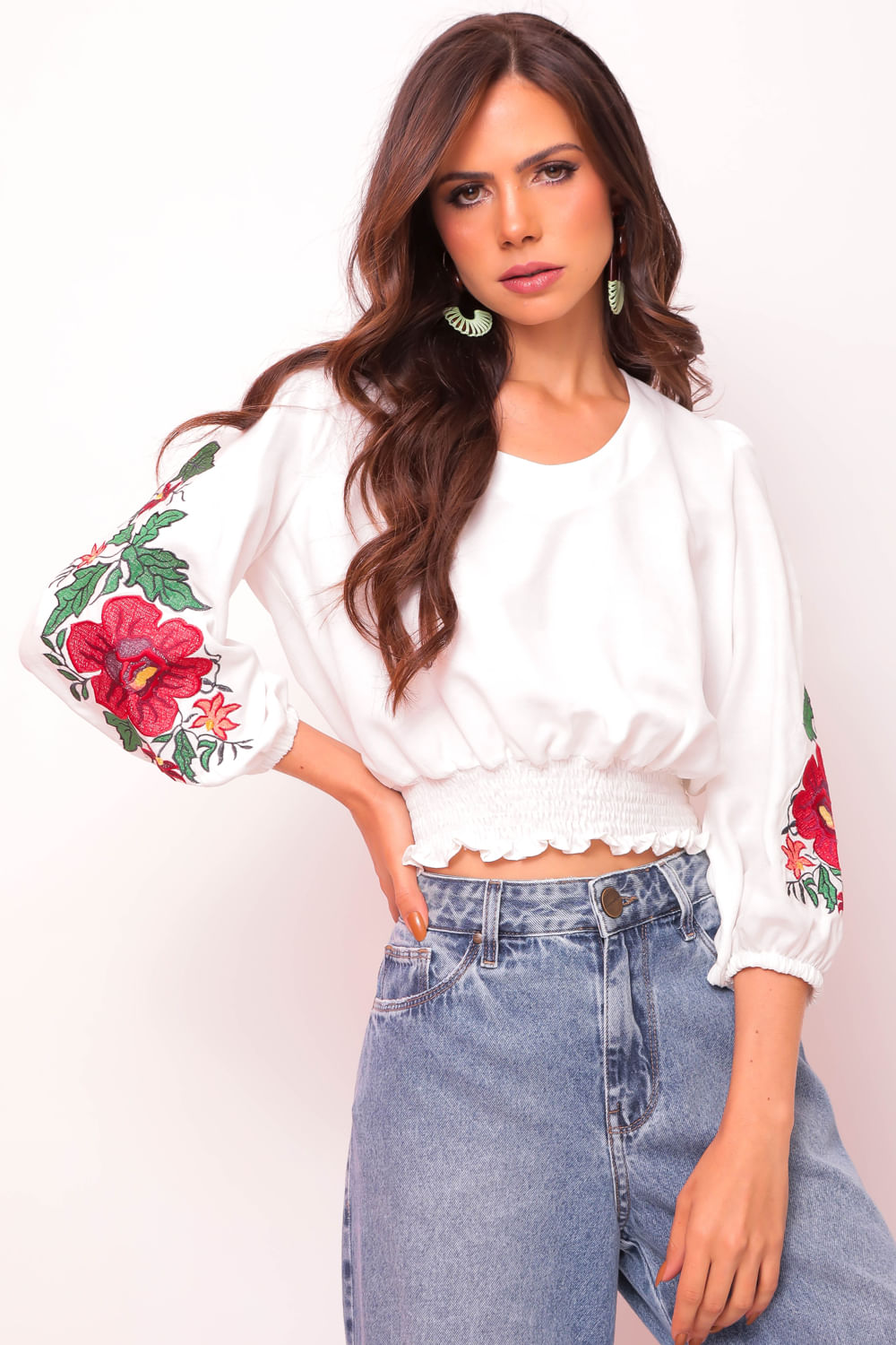blusa cropped bordado
